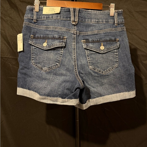 M jeans by Maurices Women’s size 12 Classic Midrise 5” Denim Blue Stretch Shorts - Picture 2 of 5